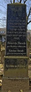 Dieser Grabstein von Heinrich Hirsch ist der letzte seiner Familie in Ingelheim. Vier Generationen fanden hier seit 1844 ihre letzte Ruhestätte. Sein Sohn Josef konnte 1939 nach Argentinien entkommen.